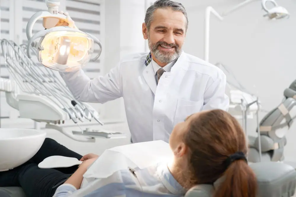 最新消息 1 cheerul-dentist-smiling-looking-at-patient-W8ASD5W