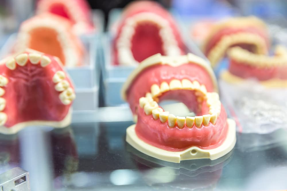 introduction-of-denture-adhesive揭開假牙黏著劑神秘面紗，教你正確使用假牙黏著劑