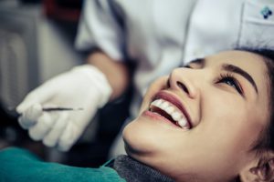 the-dentist-examines-the-patients-teeth-Z6UVVJJ (1)