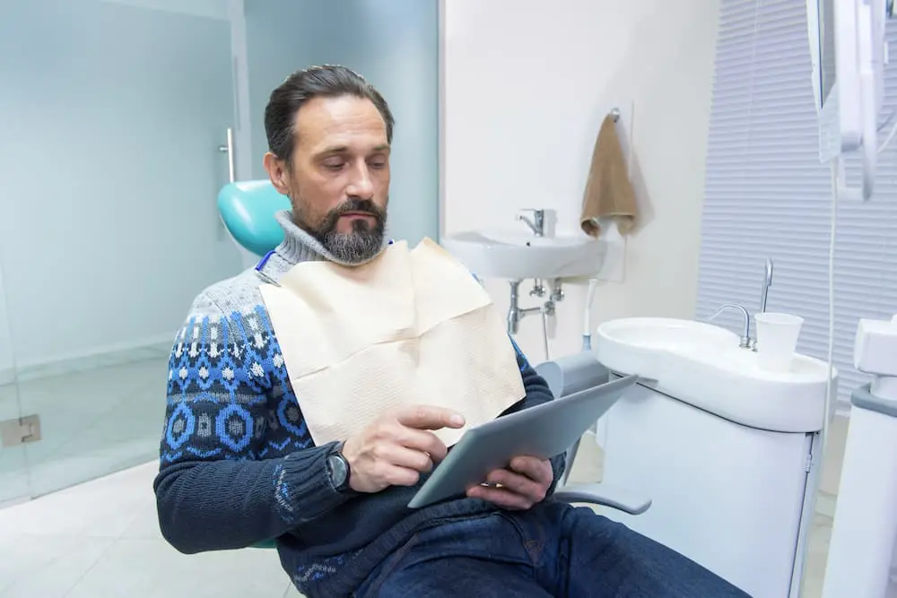 最新消息 5 adult-man-in-dentist-office-K4RLV6G (1)