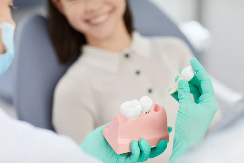 最新消息 4 dentist-explaining-tooth-extraction-28SPYF7 (1)