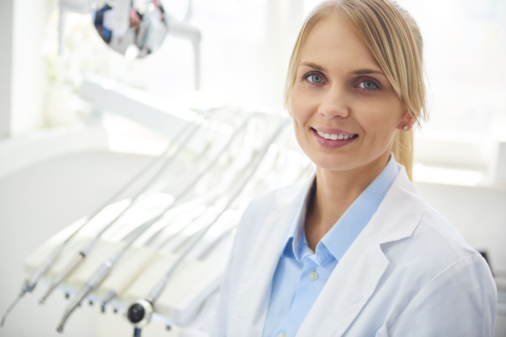 portrait of smiling dentist in medical uniform in 5WSQLTE