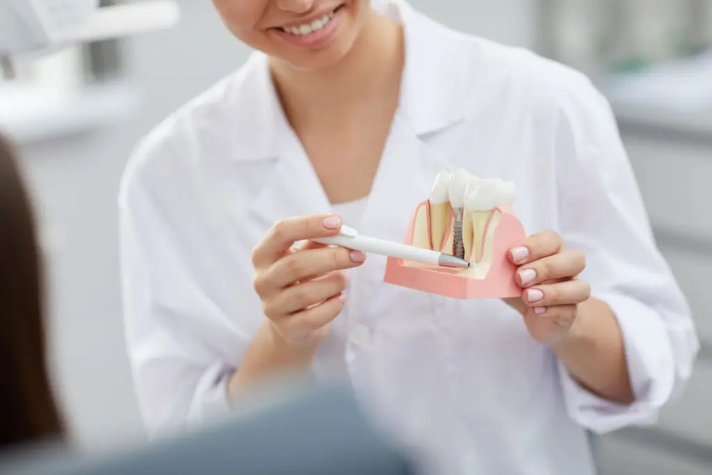 最新消息 6 dentist explaining tooth implantation process 2021 09 24 03 53 47 utc 2 1