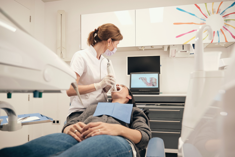 female dentist scanning teeth of woman 2022 03 04 05 57 31 utc 1